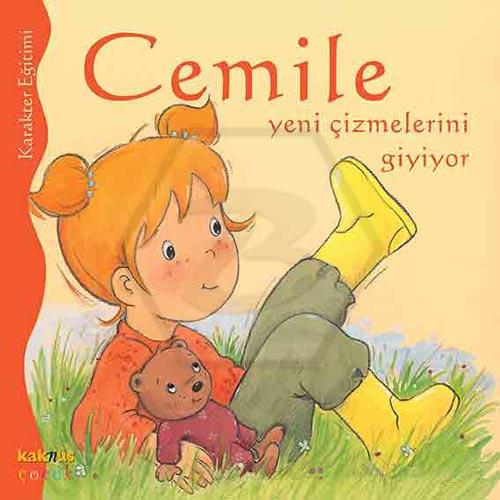 Cemile Yeni Çizmelerini Giyiyor